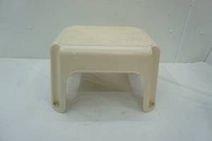 lot 166 image: Rubbermaid Step Stool