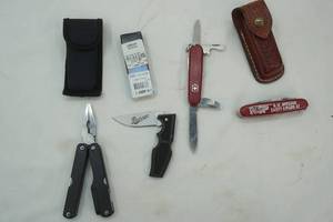 lot 183 image: Folding Knives and Multi Tools