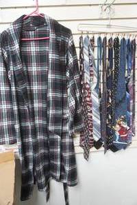 lot 213 image: Mens Fleece Robe, Ties & hanger