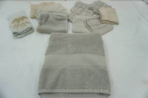 lot 218 image: Towel & Wash Rag Lot