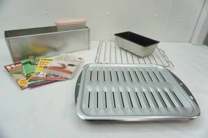 lot 3 image: Bakeware & Kitchen Lot
