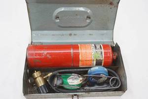 lot 8 image: Bernzomatic Torch Kit