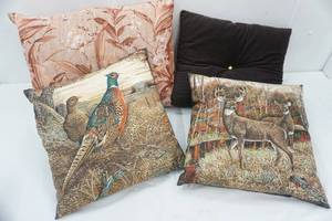 lot 16 image: Accent Pillows (4ct)