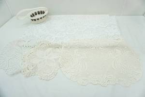 lot 21 image: Beautiful Oval Lace Floral Tablecloth