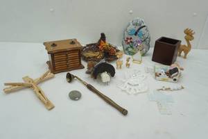 lot 36 image: Decor Lot