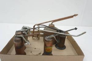 lot 41 image: Vintage Oil Squirt Cans & Sandblaster Gun