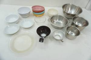 lot 72 image: Kitchen Bowl Lot Vintage Tupperware