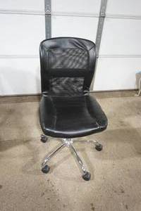 lot 233 image: adjustable leather office chair