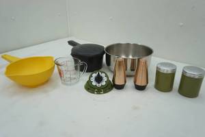 lot 262 image: Vintage Salt & Pepper Shakers & Timer
