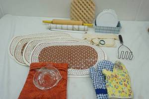 lot 263 image: Glass Juicer, Wooden Rolling Pin, Corelle Storage Lids
