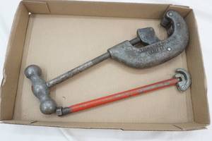 lot 273 image: Vintage Saunders No. 12 Pipe Cutter & Vintage 12 Speedy Basin Wrench