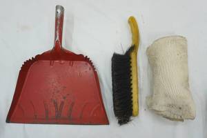lot 313 image: Vintage Dustpan & Brush & cheese cloth