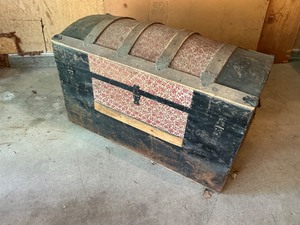 lot 97 image: Antique Trunk