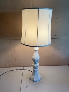 lot 74 image: Vintage Table Lamp