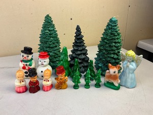 lot 206 image: Vintage Christmas Candle Lot