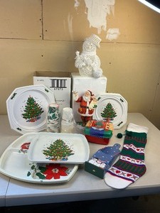 lot 219 image: Misc. Christmas Home Dcor and Serving Plates
