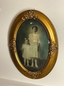 lot 60 image: Antique Oval Picture