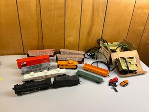 lot 31 image: Vintage HO Scale Train Set