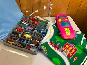 lot 23 image: Hot Wheels, Matchbox & Tootsietoy Toy Cars with Carrying Case Lot