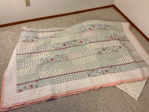 lot 238 image: King Size Quilt with Matelasse Fringe Blanket, plus Vintage Throw Blanket