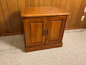 lot 10 image: Vintage Vinyl Record Album Storage Cabinet End Table.