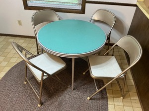 lot 7 image: Vintage Round Durham Folding Table and Chairs