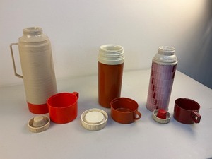 lot 271 image: Vintage Aladdin & Thermos Lot