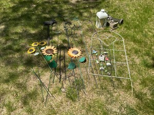 lot 190 image: Yard Art Lot