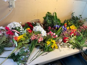 lot 197 image: Fake Flower Lot