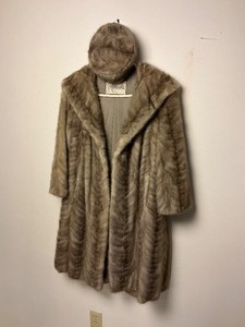 lot 17 image: Albrechts Mink Fur Coat and Matching Hat