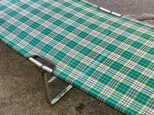 lot 100 image: Vintage Aluminum Folding Patio Chaise Lounge Lawn Chair