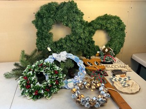lot 212 image: Christmas Wreath Home Dcor Lot