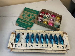 lot 213 image: Vintage Shiny Brite Christmas Tree Ornaments