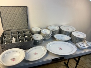 lot 14 image: Vintage Noritake China Dinner Service Set