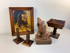 lot 268 image: Jesus Picture & Praying Hands Lot