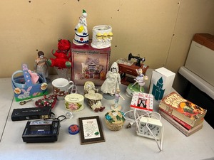 lot 284 image: Misc. Vintage Items Box Lot