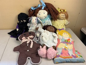 lot 287 image: Vintage Cabbage Patch Kid and Other Plush Lot
