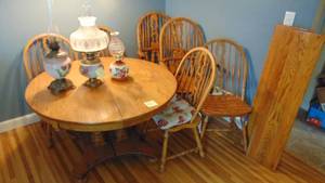 lot 2 image: 47 Rd Solid Oak Table with 2 Leafs and 6 Chairs (Oil Lamps Not Included)