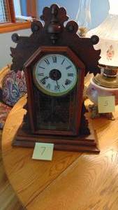 lot 7 image: Early 1900s Walnut Shelf Clock