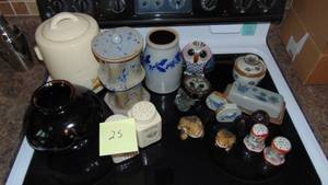 lot 25 image: Selection of Pottery Pieces, Some Vintage