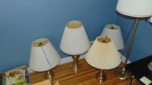 lot 40 image: 4 - Brass Table Lamps and 1- Floor Lamp