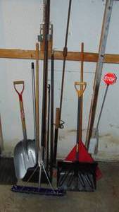 lot 106 image: Selection of Yard Tools