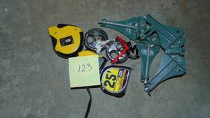 lot 123 image: 3- Tape Measures, 2 locks and 2 Clamps