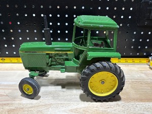 lot 22 image: John Deere Die Cast Tractor