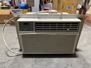 lot 65 image: Window Air Conditioner