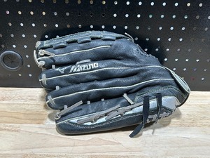 lot 70 image: Mizuno Baseball Glove Right Hand