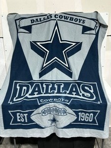 lot 73 image: Dallas Cowboys Throw Blanket