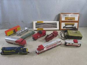 lot 20 image: (CS) Assorted Train Cars and Access...
