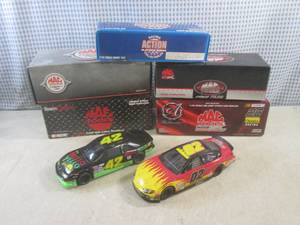 lot 23 image: (CS) 2 Diecast Metal Race Cars 124...