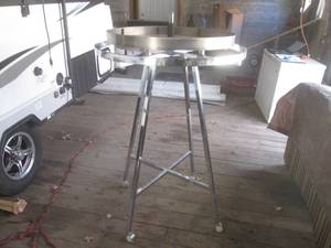 lot 27 image: (HG) Round Clothes Rack Display...